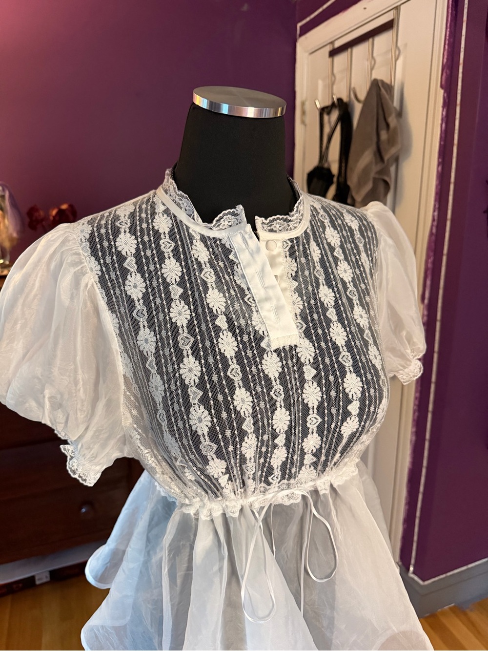 Current Mood Screenshot This White Lace Peplum Blouse with Puff Sleeves - Picture 3 of 4